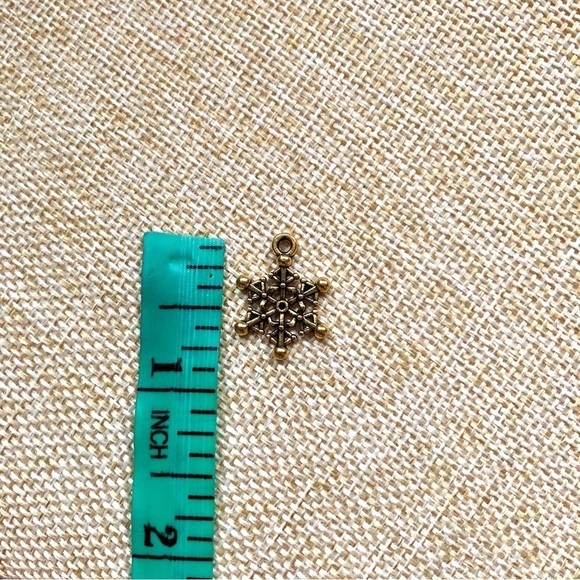 🔴 5 for $10 ONE Vintage Style Gold Tone Snowflake Pendant - Picture 3 of 3